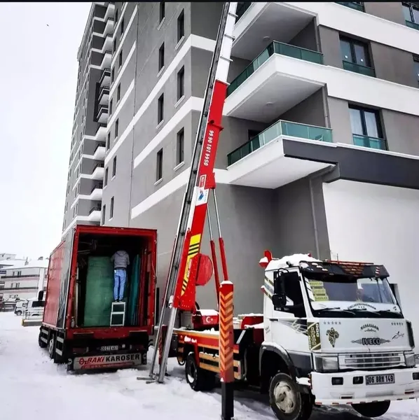 Altınkent Taşımacılık ekibi evden eve nakliyat için eşyaları yüklüyor
